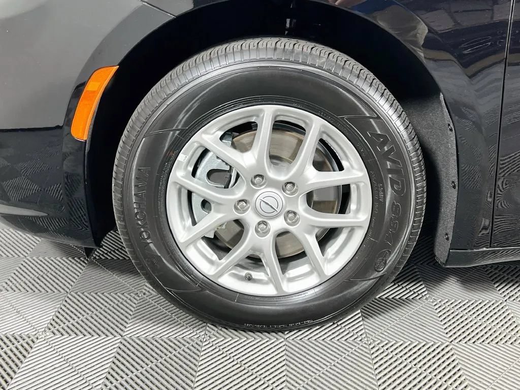 Used 2026 Chrysler Pacifica Select FWD image 32