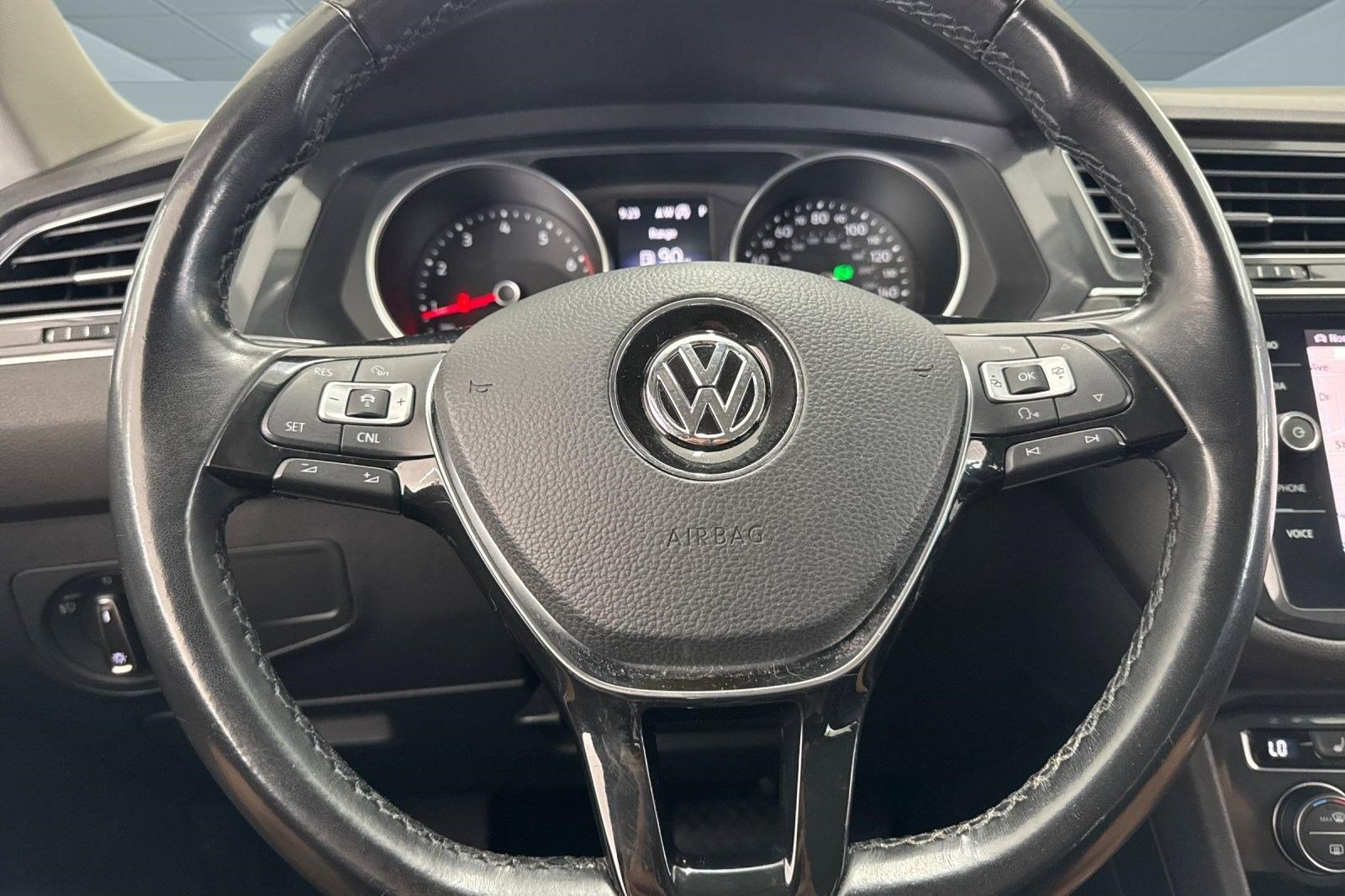 Used 2018 Volkswagen Tiguan SEL AWD/4WD image 11