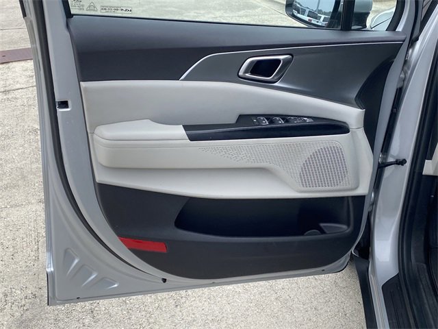 Used 2023 Kia Carnival LX image 22