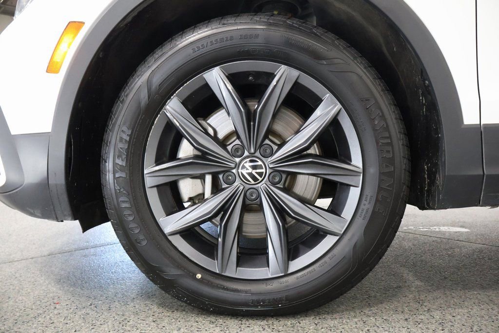 Used 2022 Volkswagen Tiguan SE w/ Panoramic Sunroof Package image 5