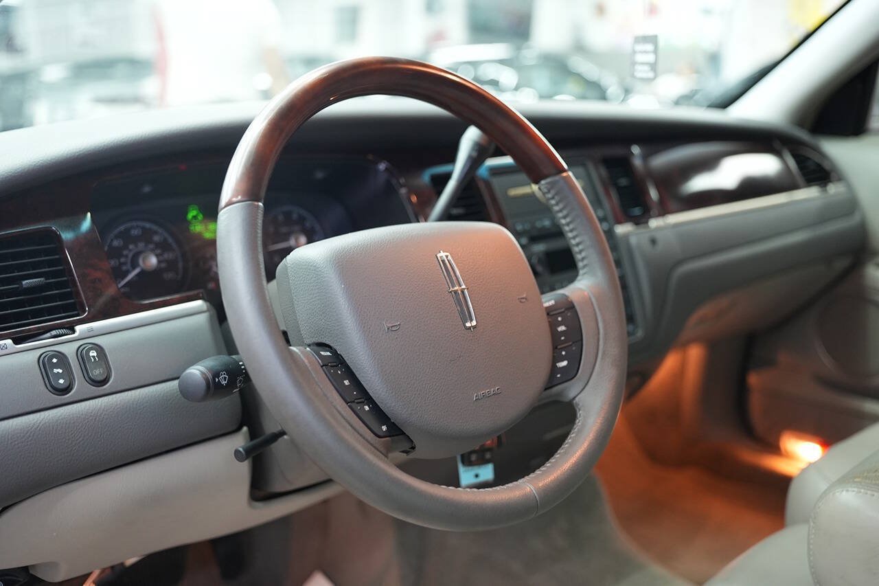 Used 2011 Lincoln Town Car Signature Limited RWD image 12