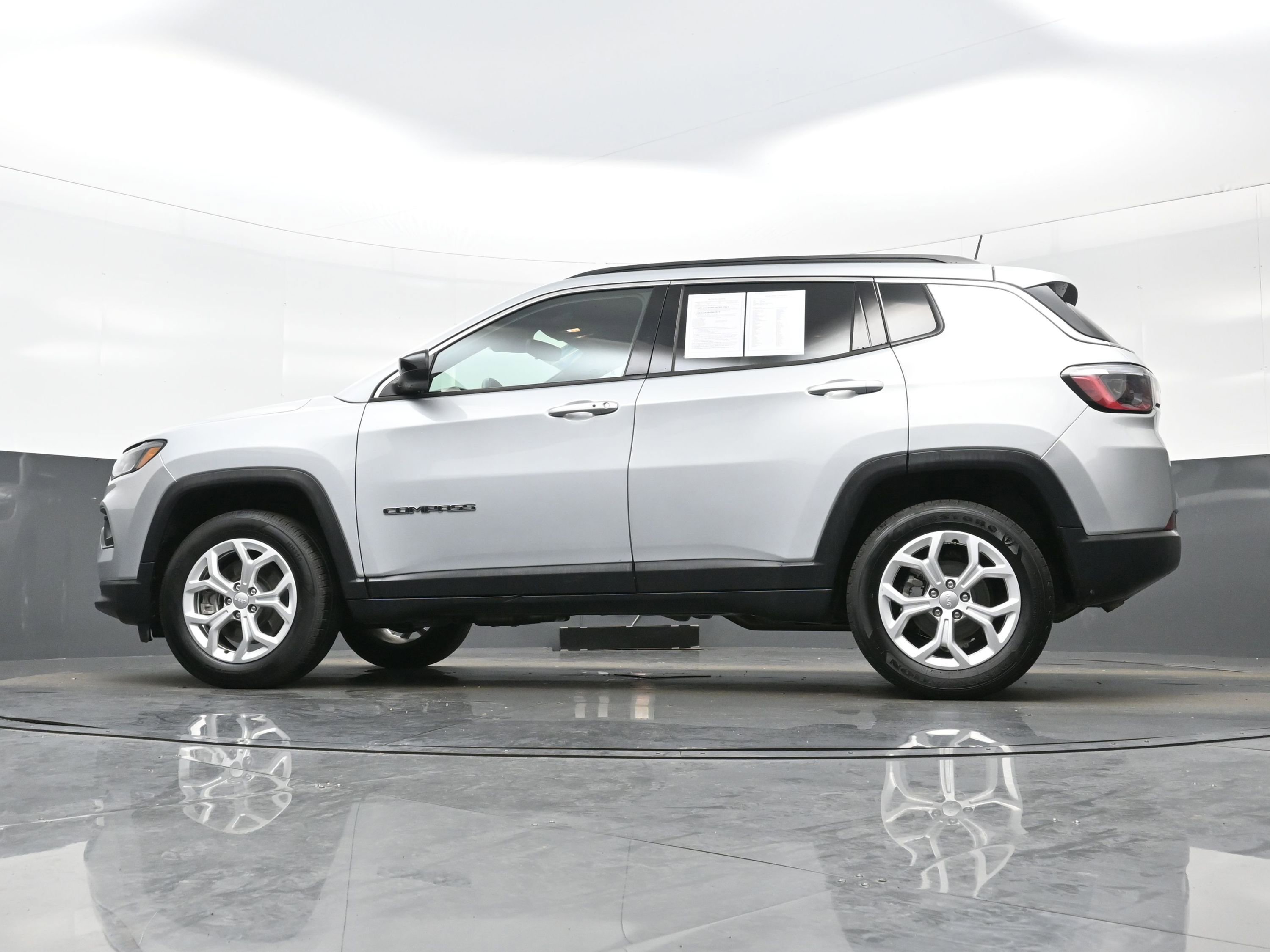 Used 2024 Jeep Compass Latitude AWD/4WD image 25