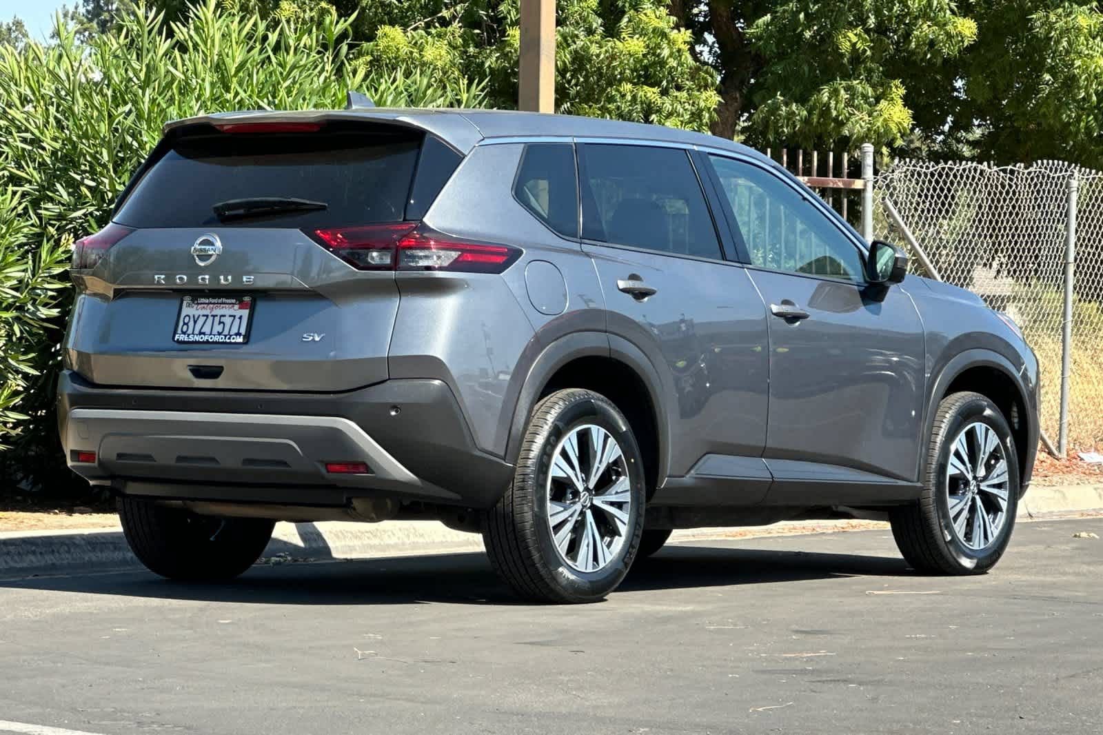 Used 2021 Nissan Rogue SV FWD image 2