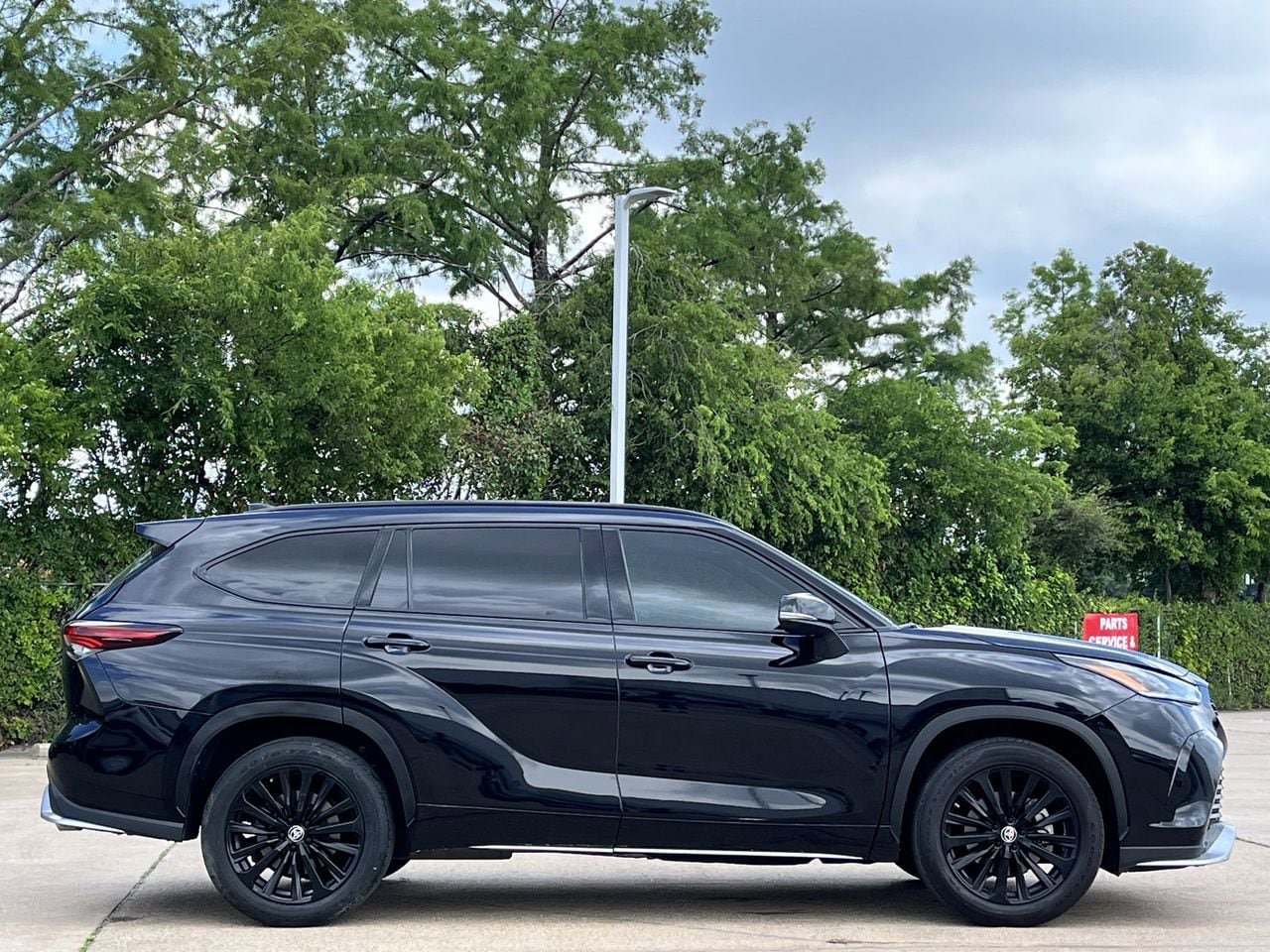 Used 2024 Toyota Highlander XSE FWD image 3