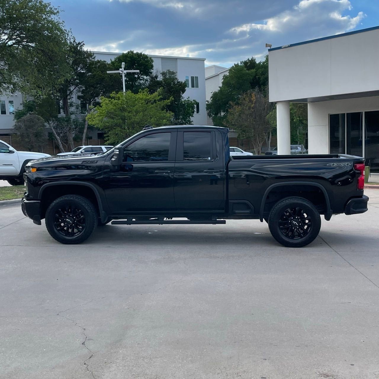 Used 2025 Chevrolet Silverado 2500 Custom w/ Custom Value Package image 3