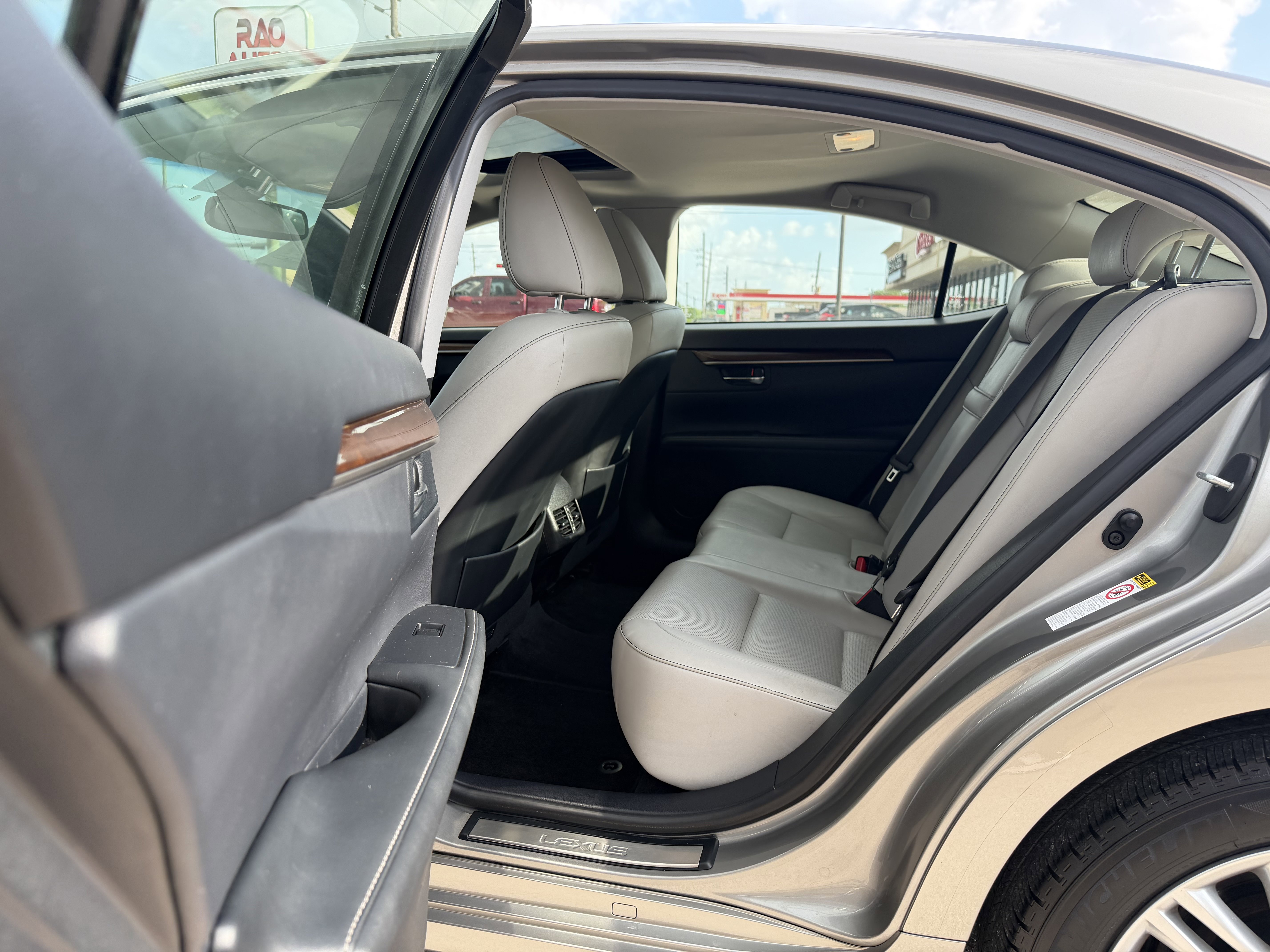 Used 2015 Lexus ES 350 w/ Luxury Package FWD image 16