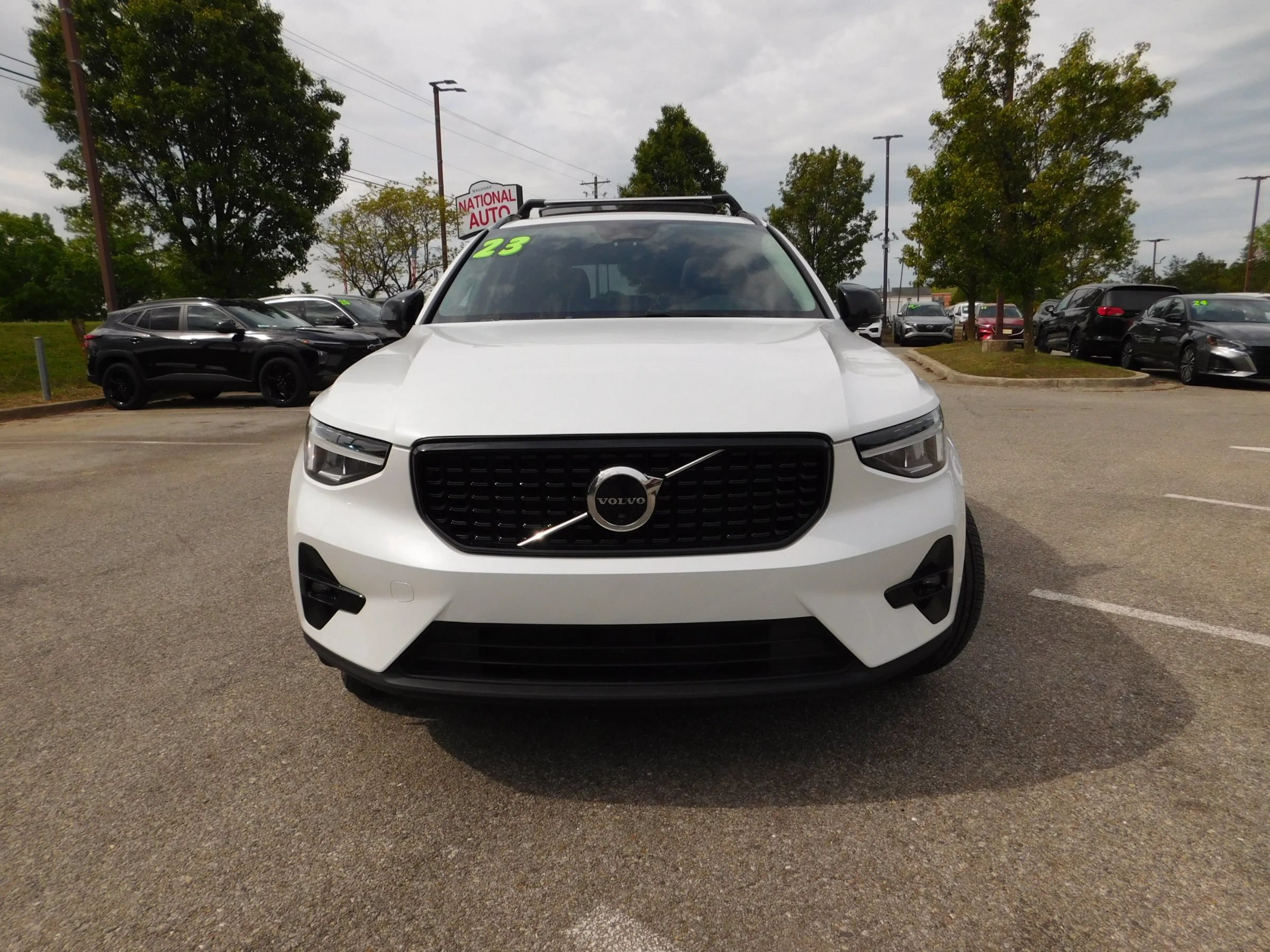Used 2023 Volvo XC40 B5 Plus w/ Driver Assist Package AWD/4WD image 3