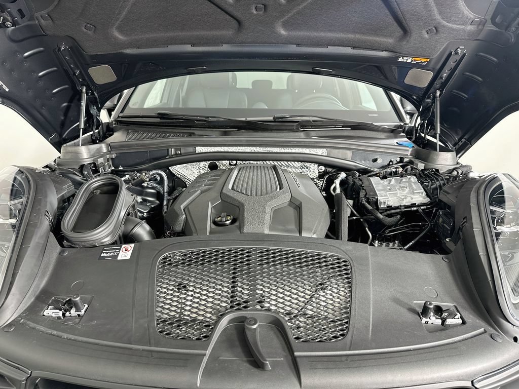 Certified 2026 Porsche Macan AWD/4WD image 33