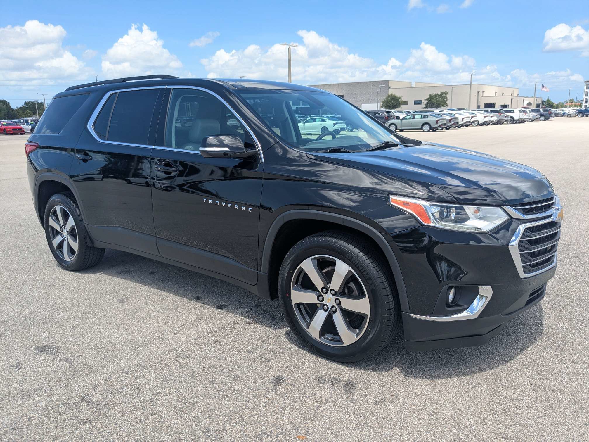 Used 2019 Chevrolet Traverse LT w/ LT Premium Package FWD image 2