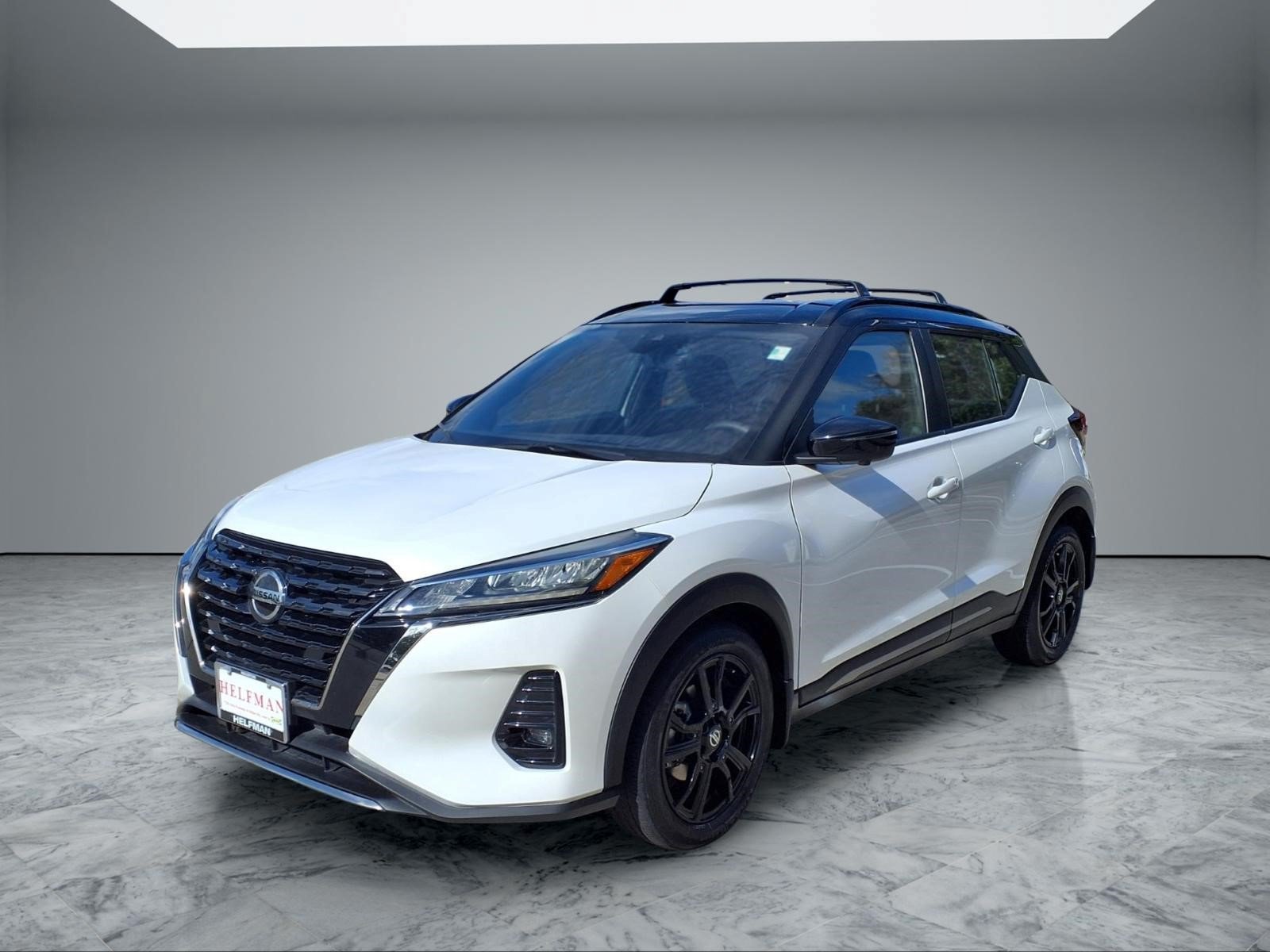 Used 2021 Nissan Kicks SR w/ Interior Electronics Package FWD image 3