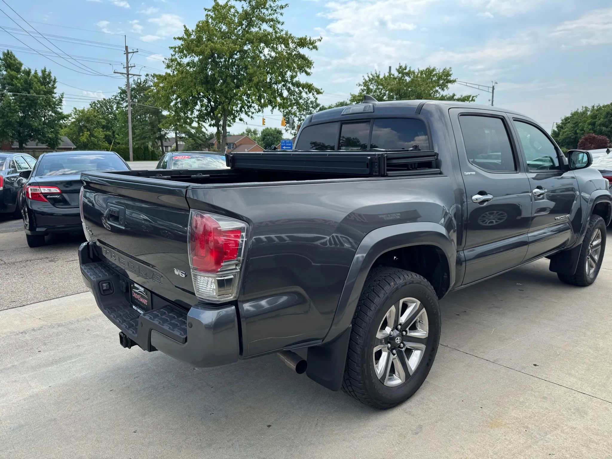 Used 2016 Toyota Tacoma Limited w/ Towing Package AWD/4WD image 4