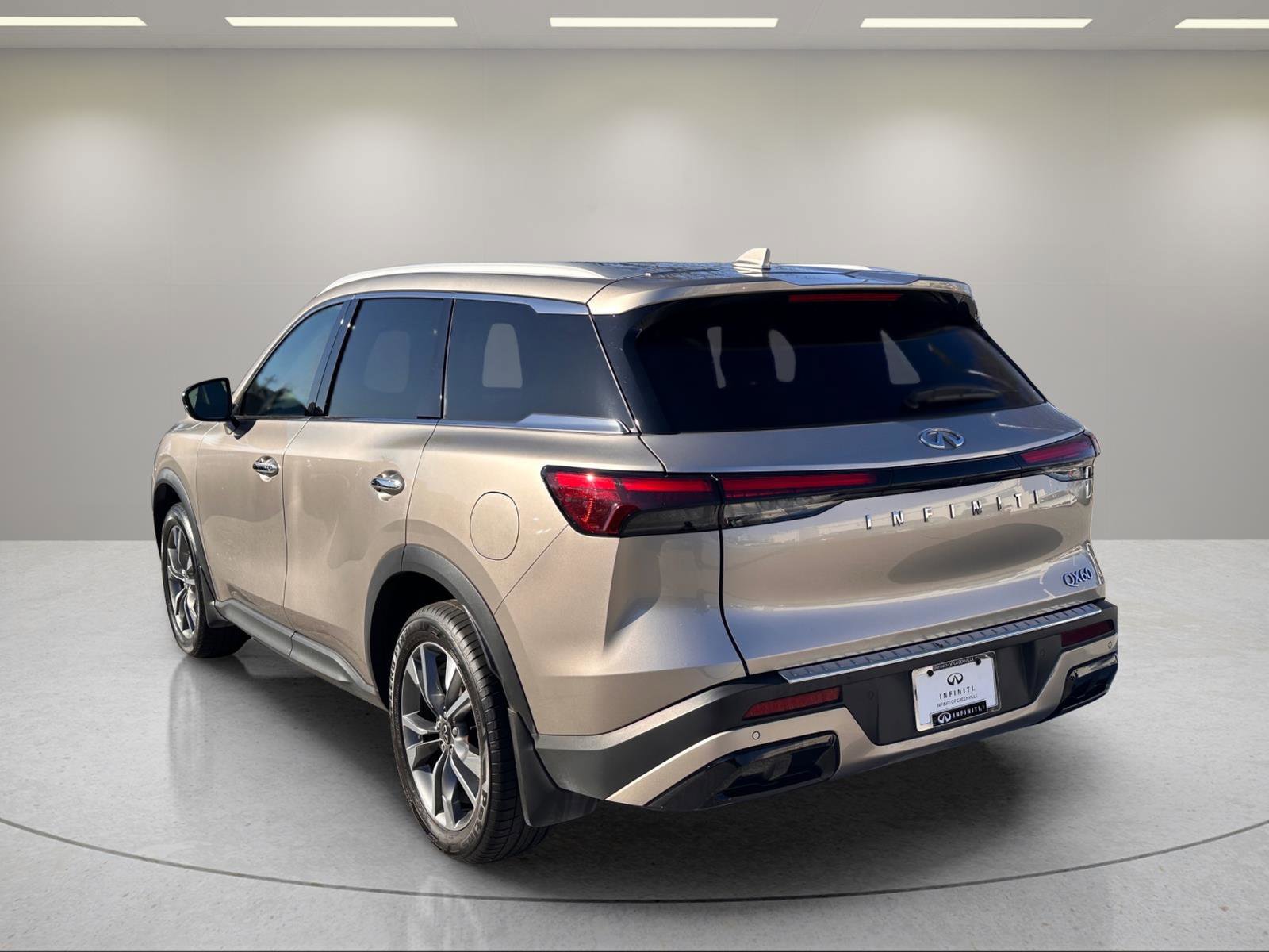 Used 2023 INFINITI QX60 Luxe w/ Performance Audio Package FWD image 3