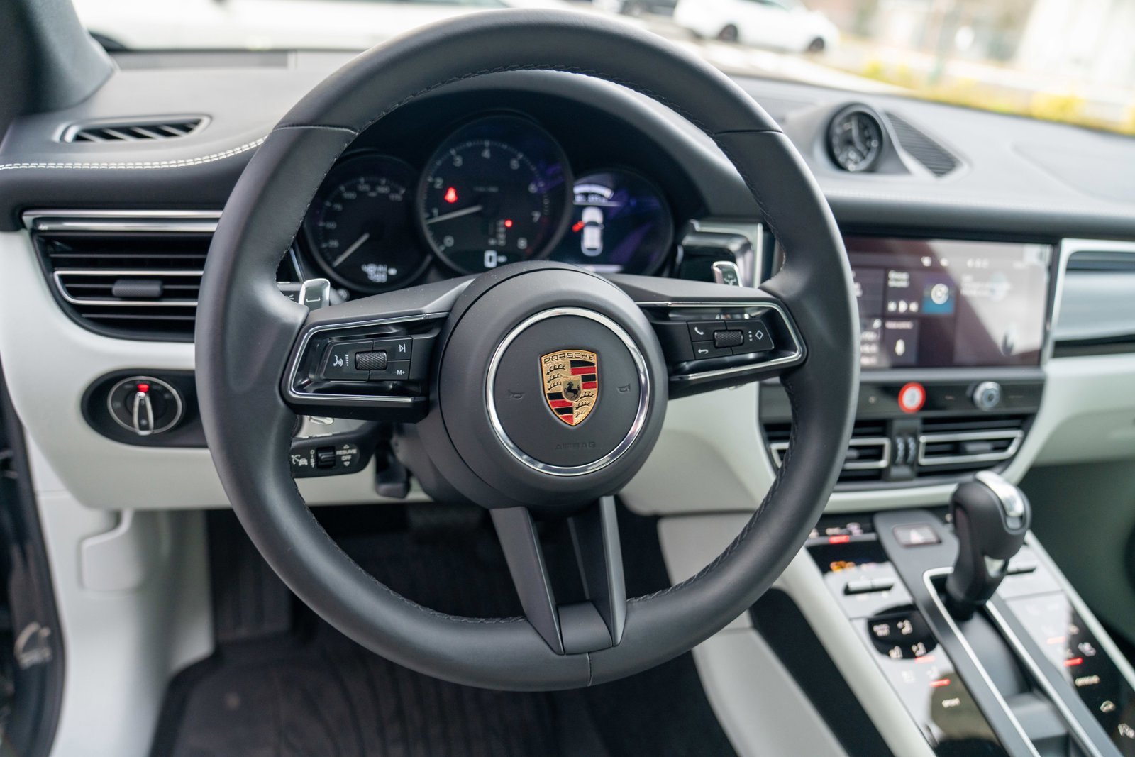 Certified 2025 Porsche Macan image 14