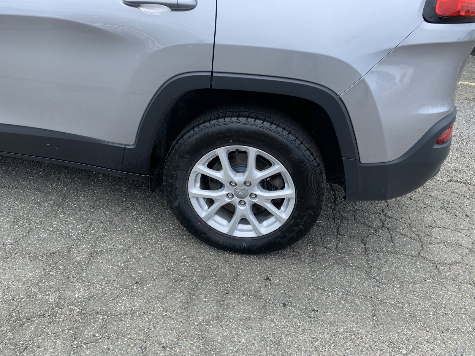 Used 2018 Jeep Cherokee Latitude Plus w/ Cold Weather Group AWD/4WD image 6
