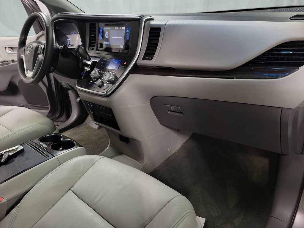 Used 2017 Toyota Sienna XLE Premium FWD image 32