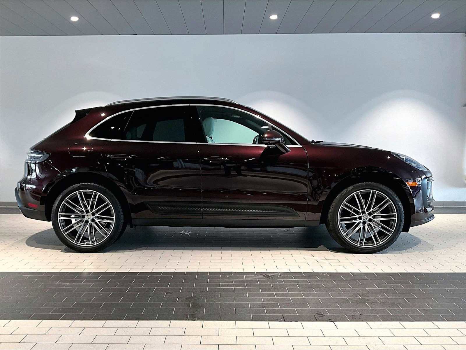 Used 2025 Porsche Macan image 11