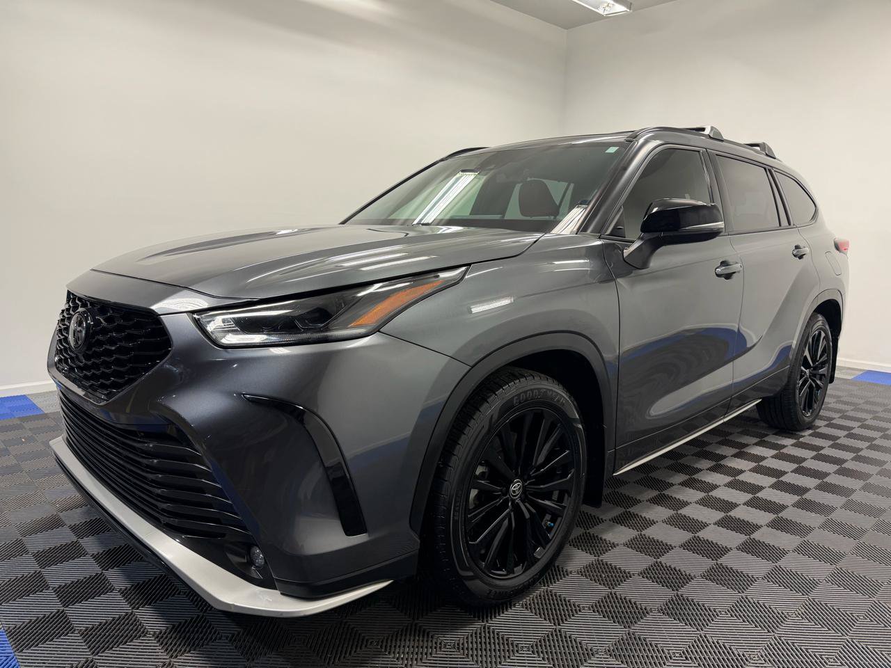 Used 2023 Toyota Highlander XSE FWD image 3