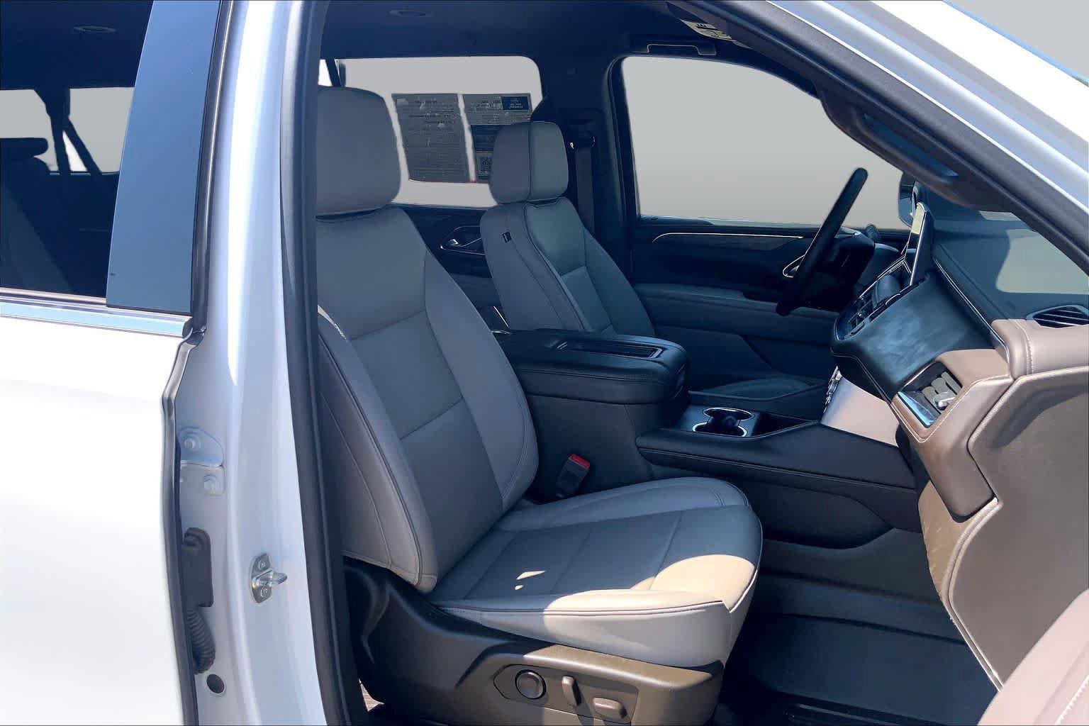 Used 2024 GMC Yukon XL SLT w/ SLT Luxury Package RWD image 9