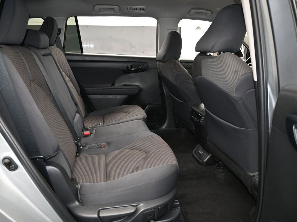 Used 2023 Toyota Highlander LE image 44