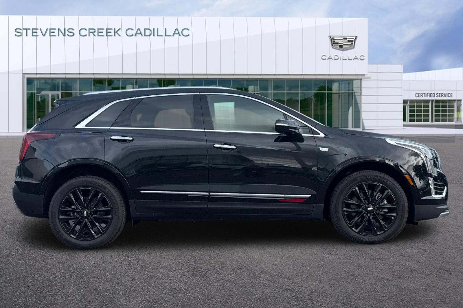 Used 2025 Cadillac XT5 Premium Luxury w/ LPO, Red Accent Package FWD image 2