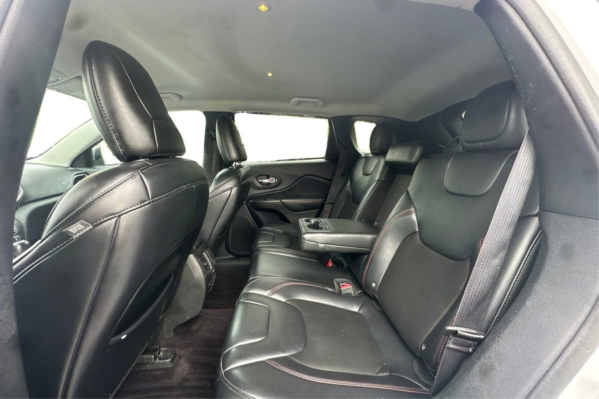 Used 2019 Jeep Cherokee Trailhawk w/ Cold Weather Group image 10