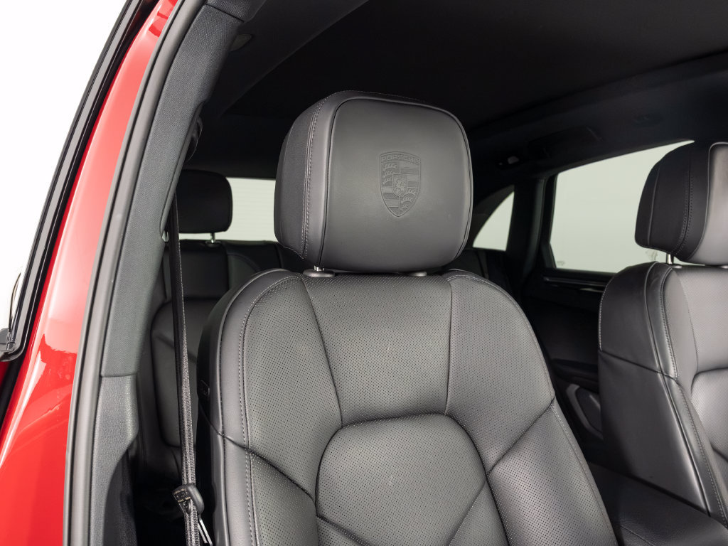 Certified 2026 Porsche Macan AWD/4WD image 38