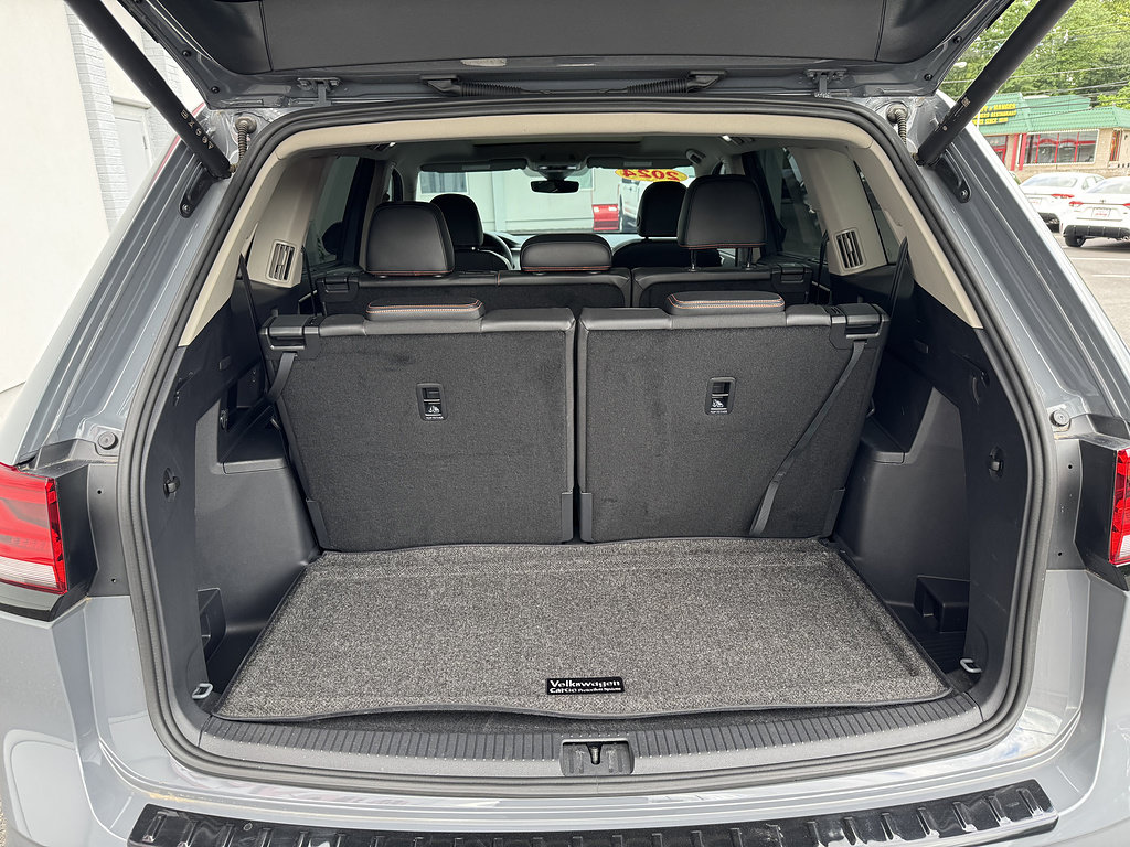 Used 2024 Volkswagen Atlas Peak Edition SE AWD/4WD image 11