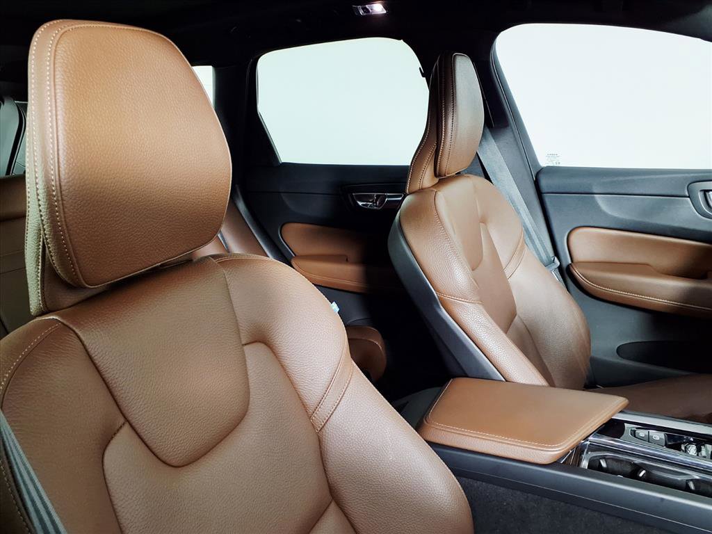 Used 2021 Volvo XC60 T5 Momentum w/ Advanced Package image 10