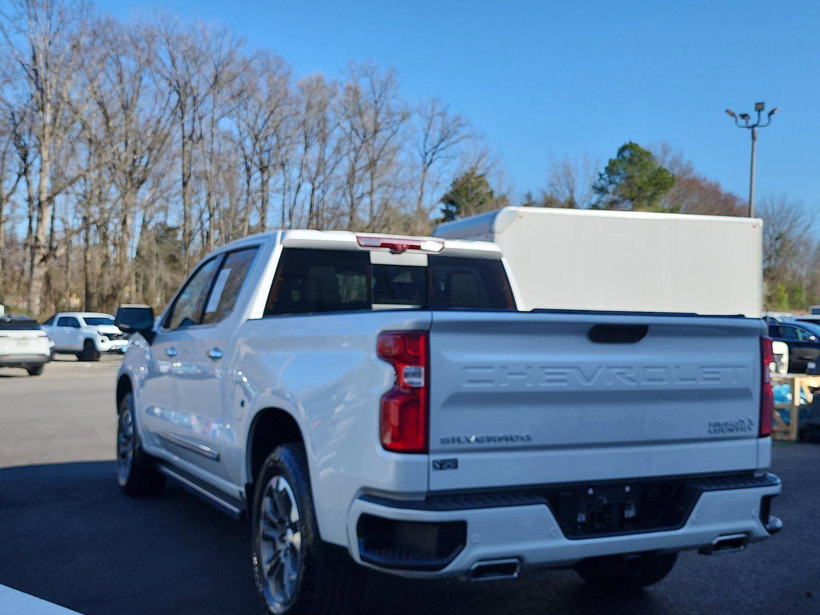 Used 2025 Chevrolet Silverado 1500 High Country w/ Technology Package AWD/4WD image 3