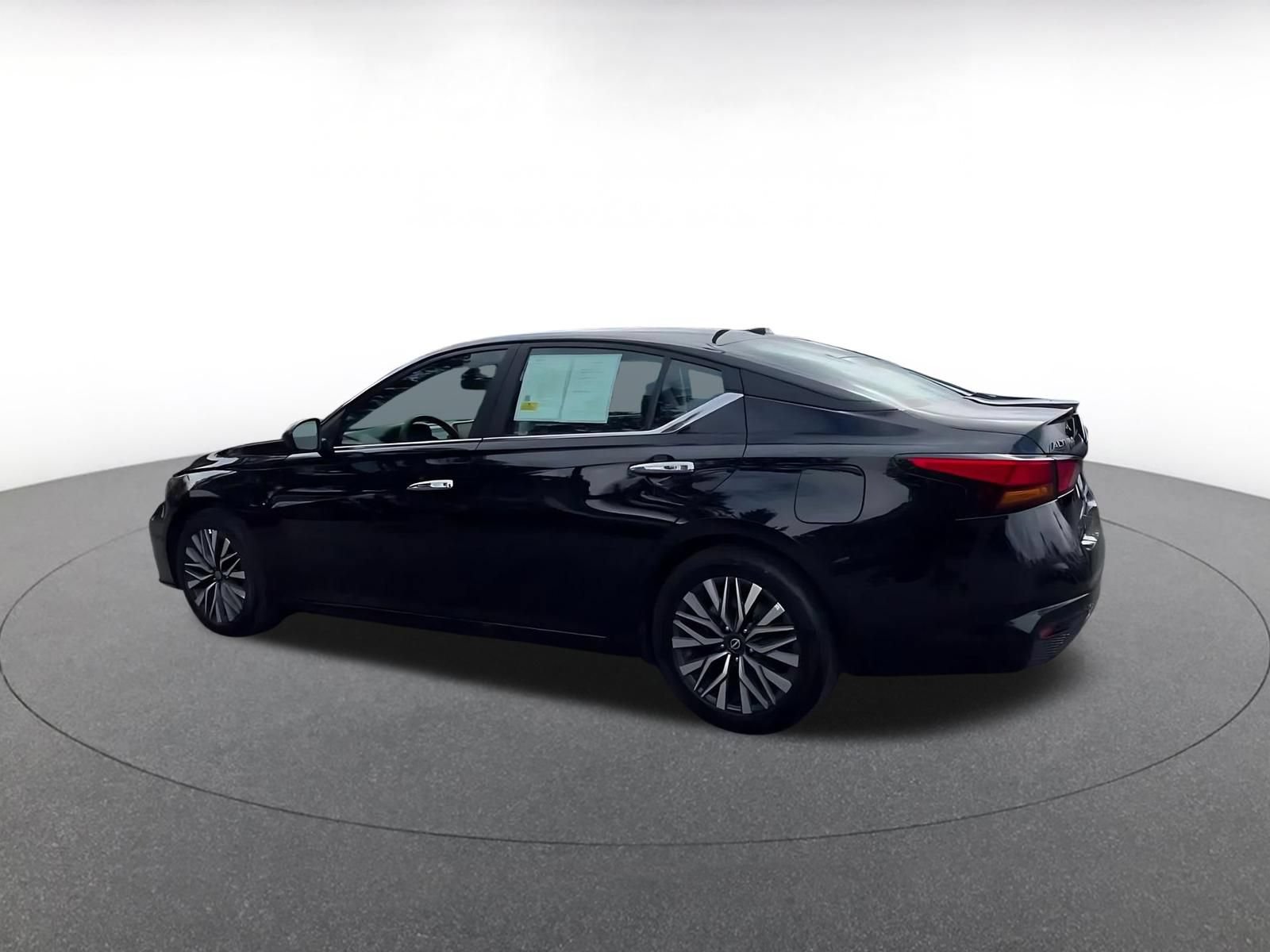 Used 2025 Nissan Altima 2.5 SV FWD image 8