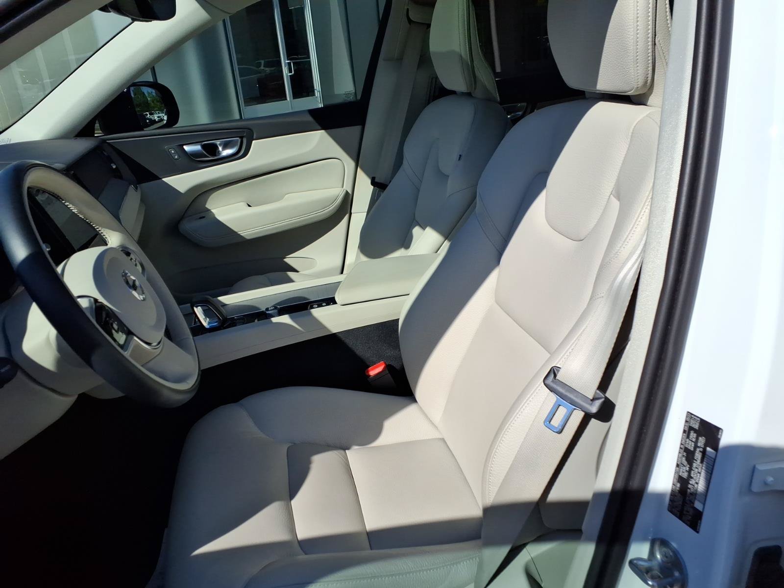 Certified 2024 Volvo XC60 B5 Plus AWD/4WD image 18