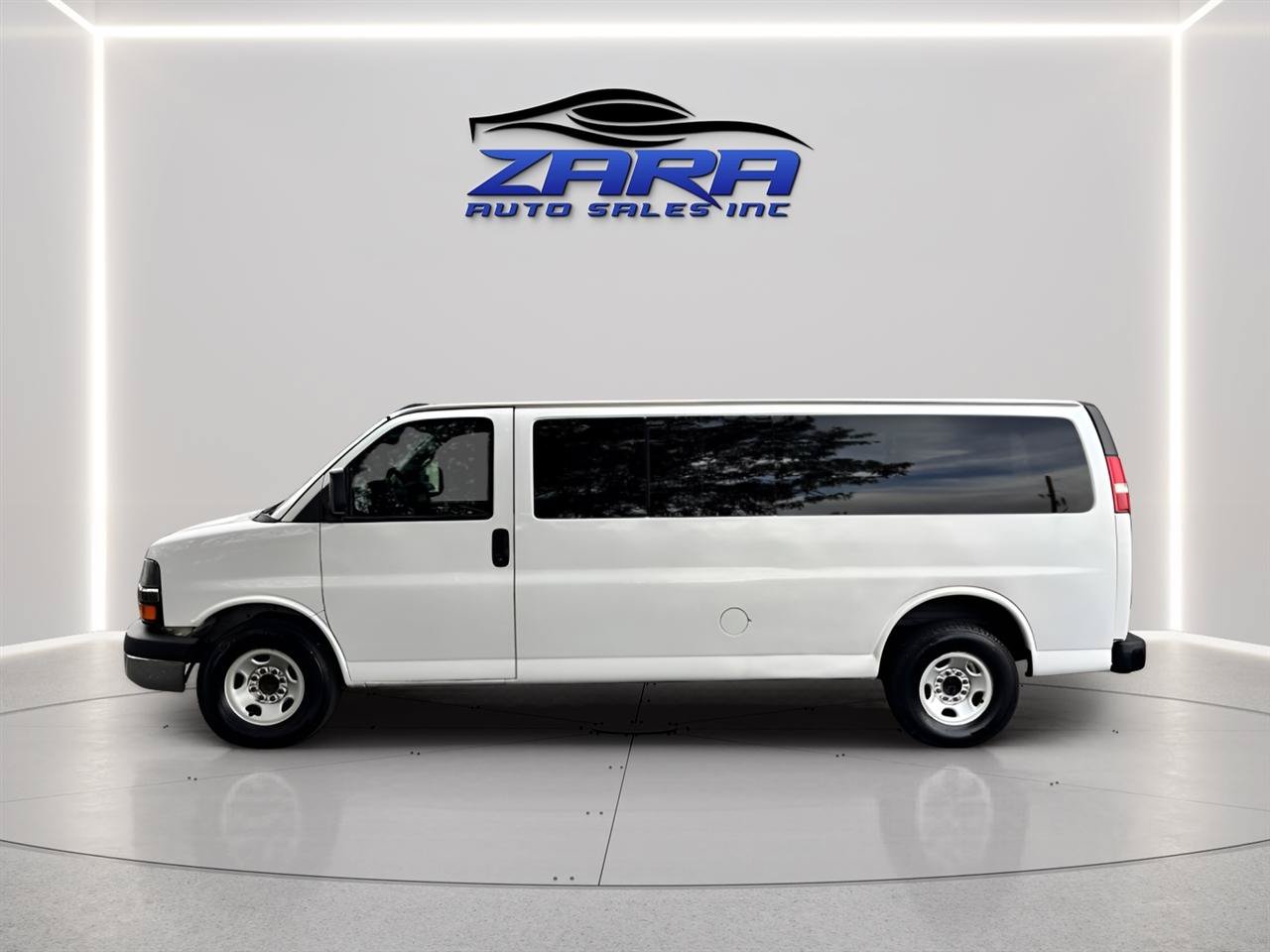 Used 2016 Chevrolet Express 3500 LT w/ LT Preferred Equipment Group RWD image 3