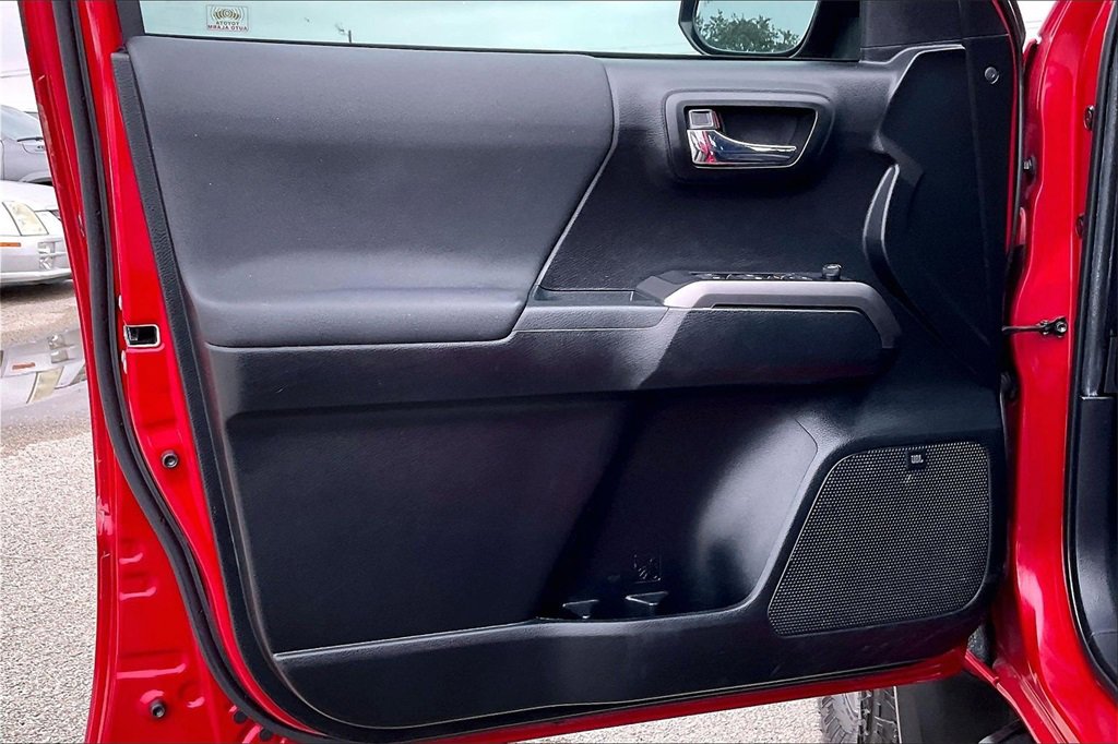 Used 2021 Toyota Tacoma TRD Off-Road w/ TRD Premium Off Road Package image 17