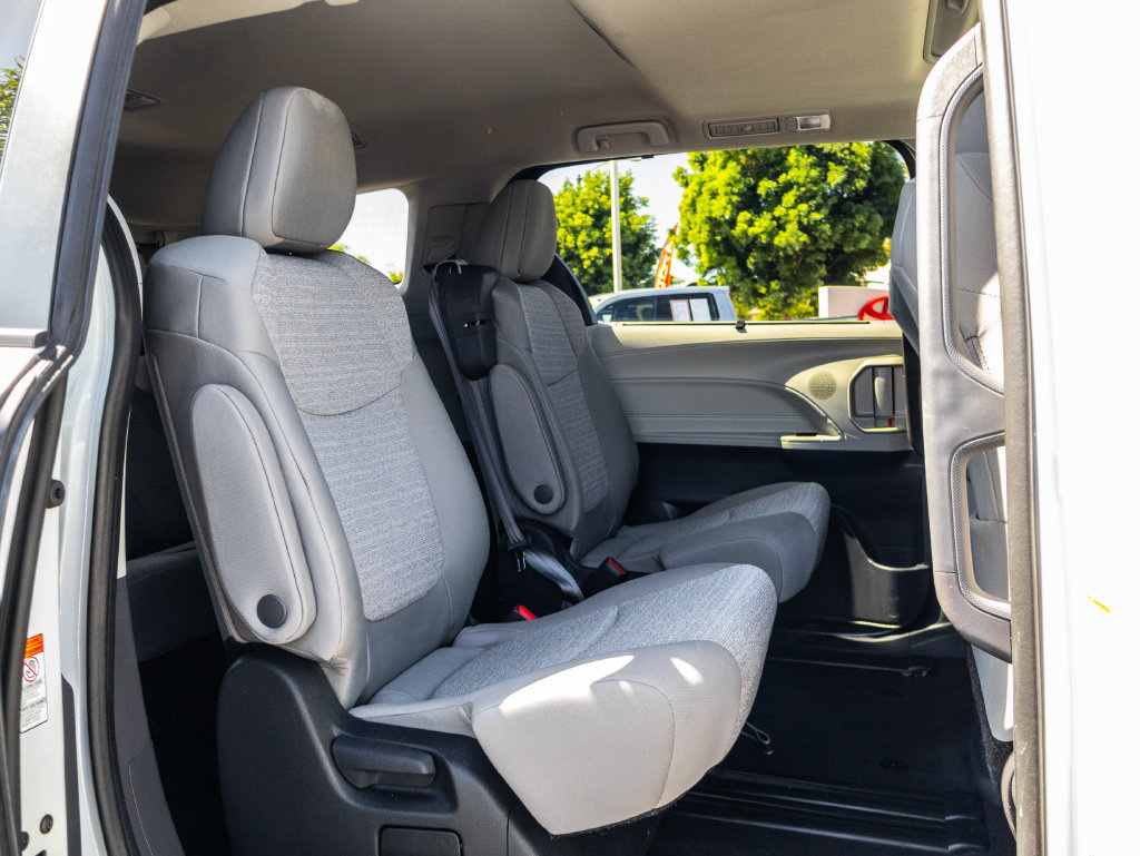Certified 2024 Toyota Sienna LE w/ LE Plus Package FWD image 18