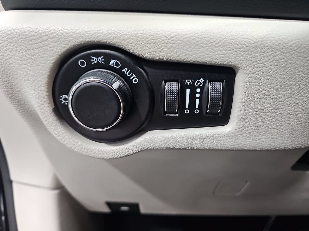 Used 2023 Chrysler Voyager LX FWD image 26