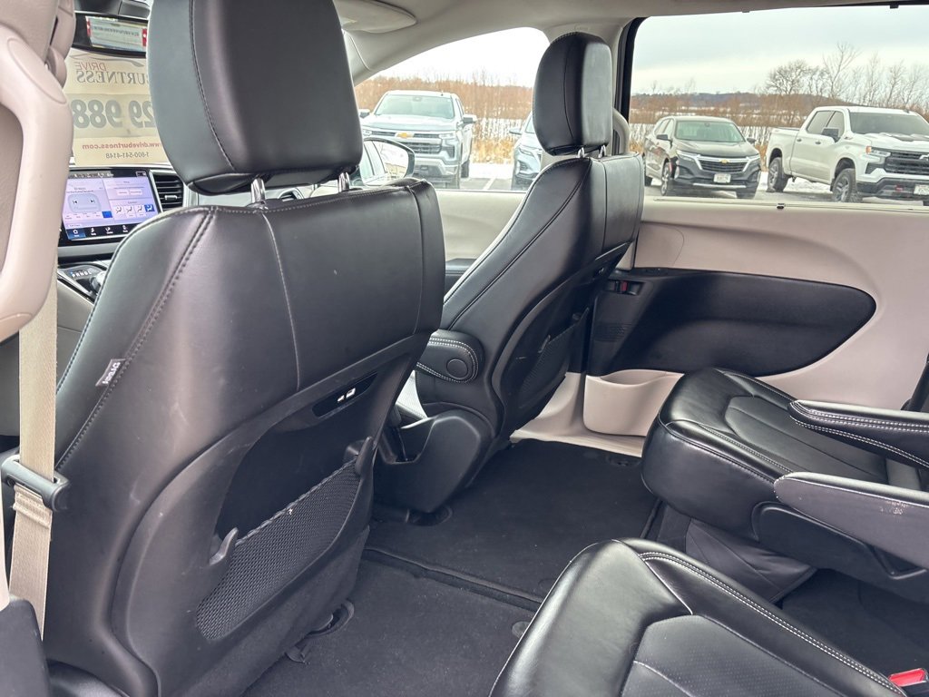 Used 2024 Chrysler Pacifica Touring-L image 15