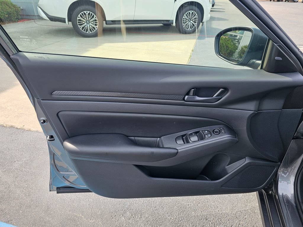 Used 2025 Nissan Altima 2.5 S FWD image 11