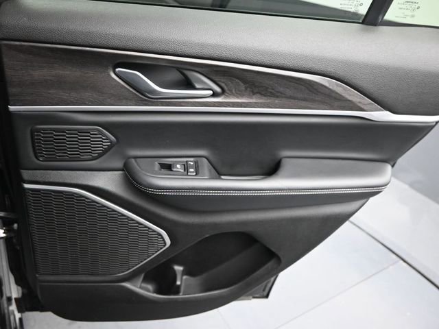 Used 2022 Jeep Grand Cherokee Limited image 21