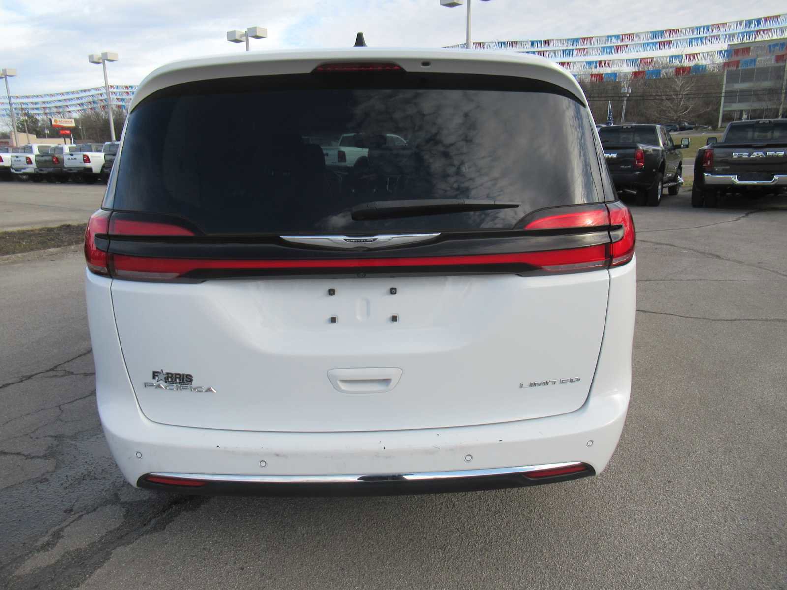 Used 2023 Chrysler Pacifica Limited image 4