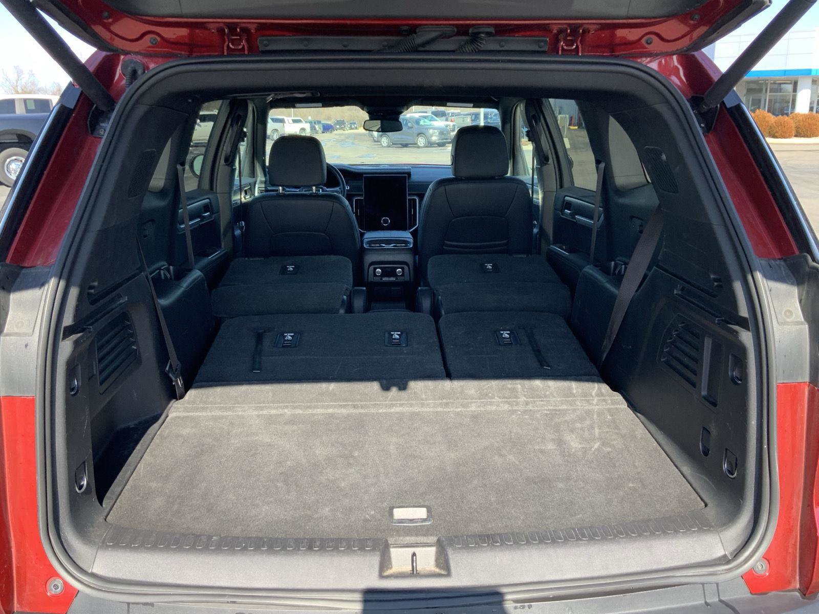 Used 2024 GMC Acadia Elevation image 13