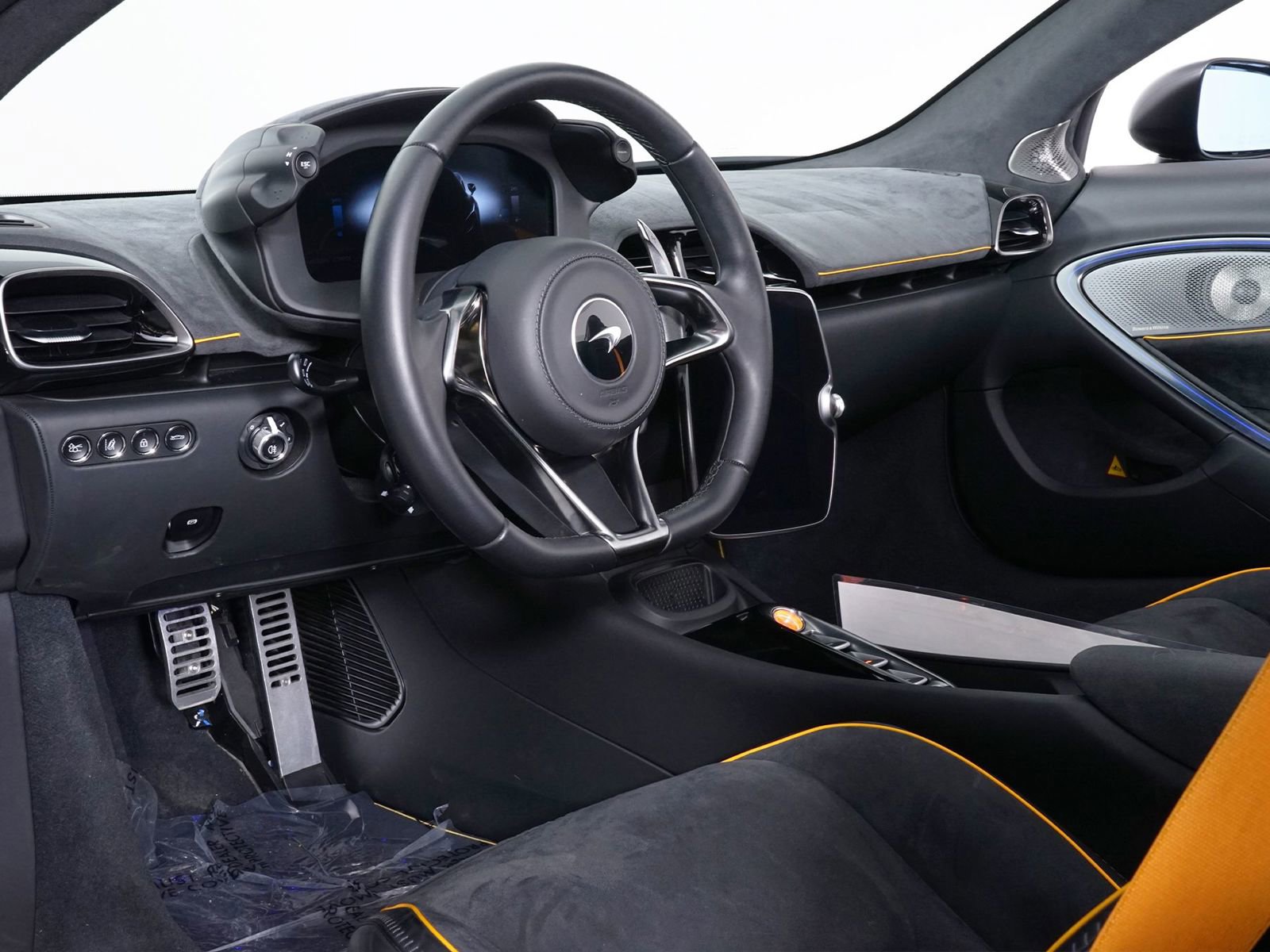 Used 2025 McLaren Artura Spider image 5