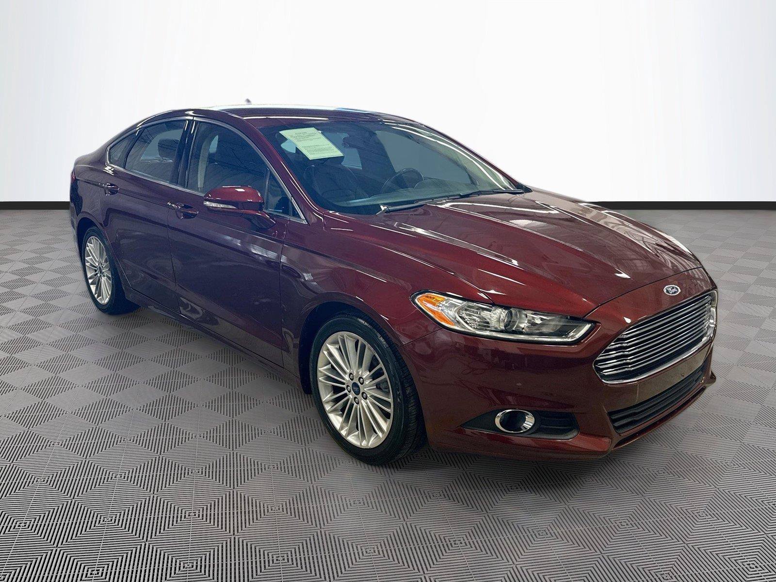 Used 2015 Ford Fusion SE w/ Equipment Group 202A FWD image 2