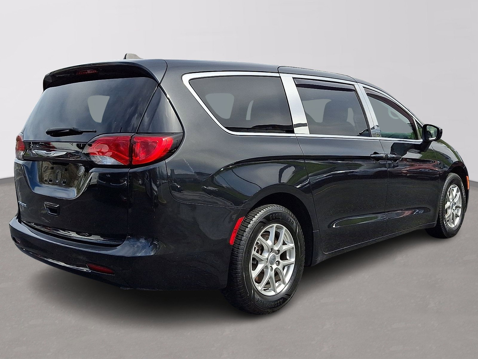 Used 2024 Chrysler Voyager LX image 6