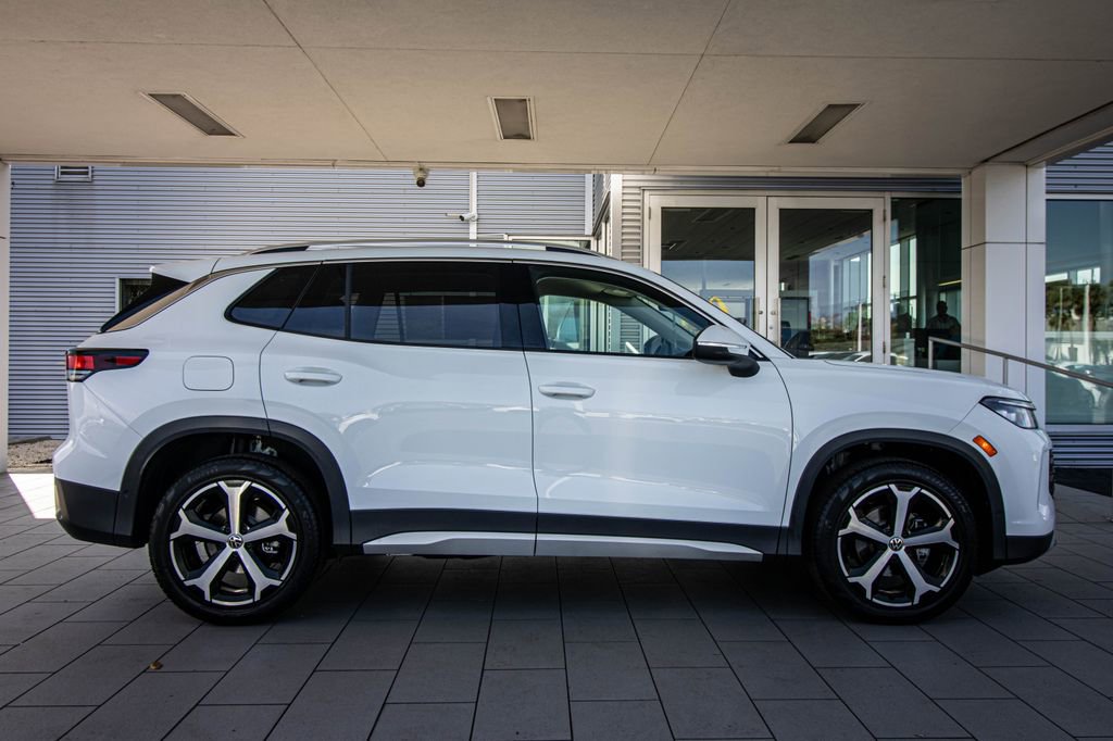 Certified 2025 Volkswagen Tiguan SE image 3