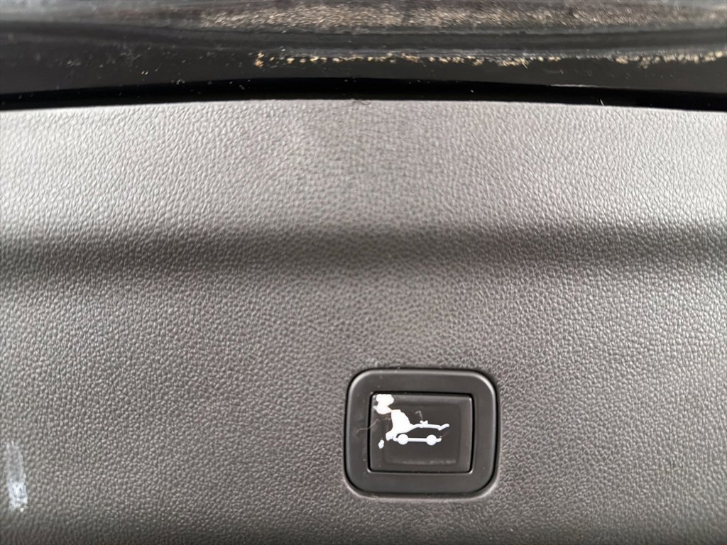 Used 2021 GMC Yukon Denali w/ Denali Premium Package image 12