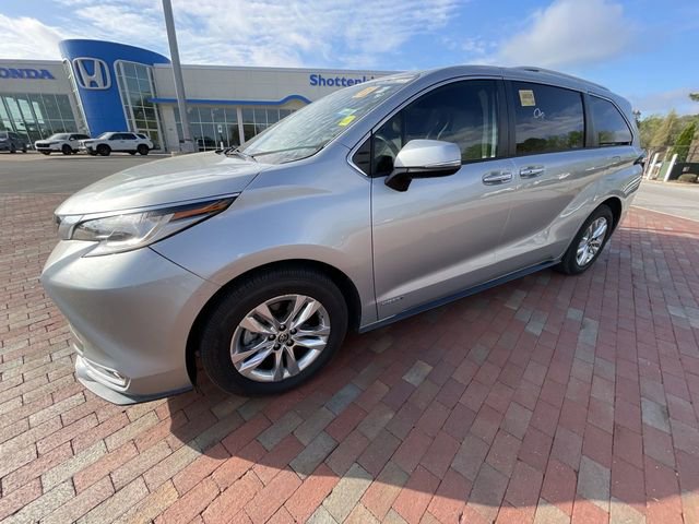 Used 2021 Toyota Sienna Limited image 11
