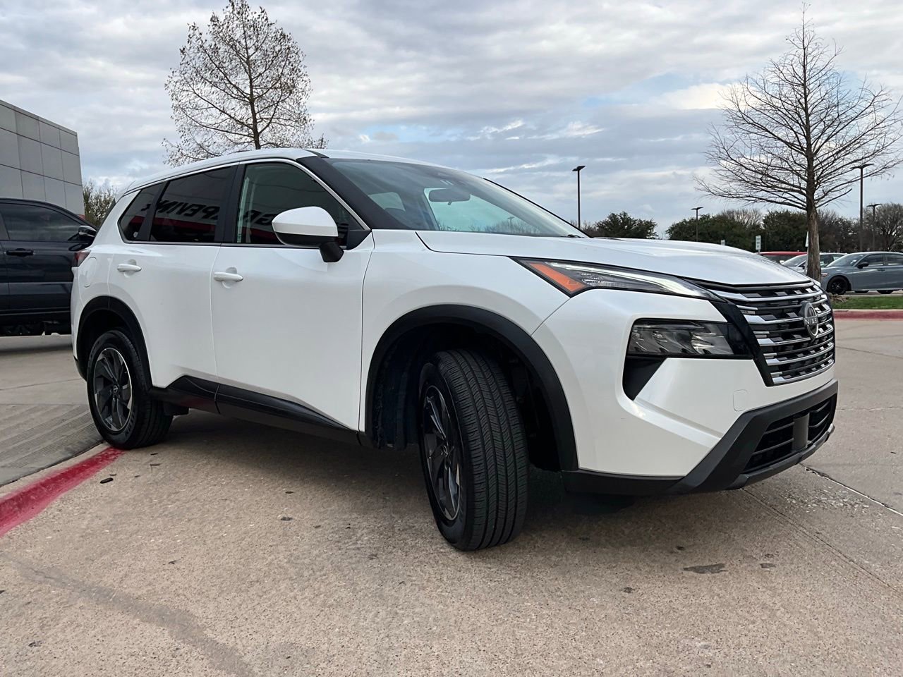 Used 2025 Nissan Rogue SV image 4