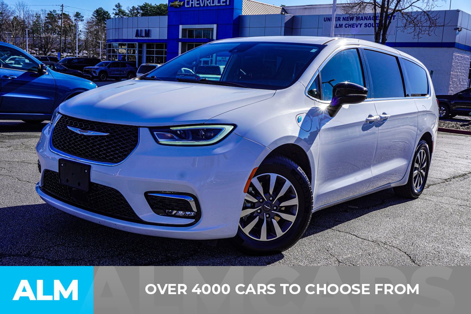 Used 2024 Chrysler Pacifica Select image 3