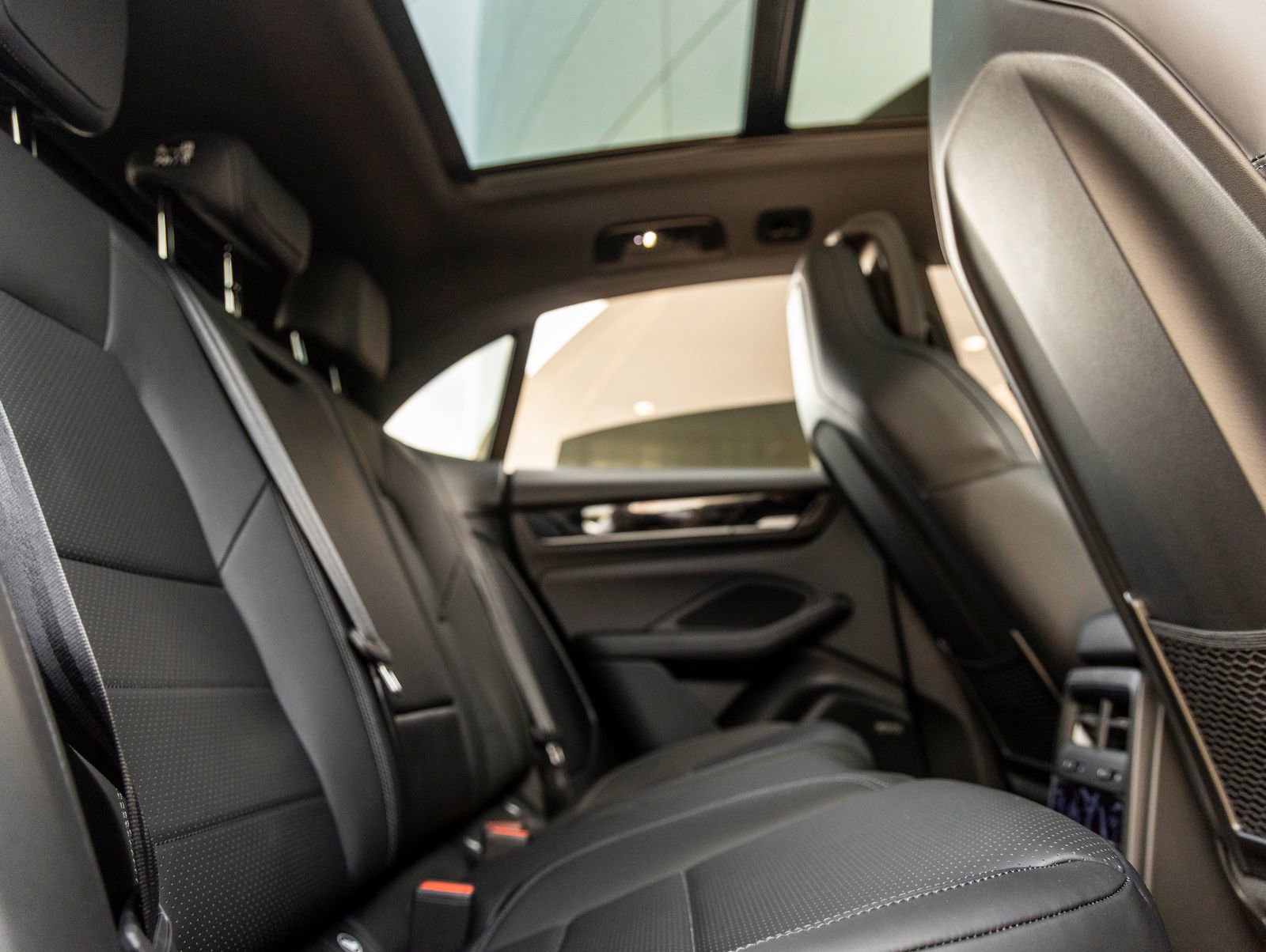 Certified 2025 Porsche Macan 4 Electric image 34