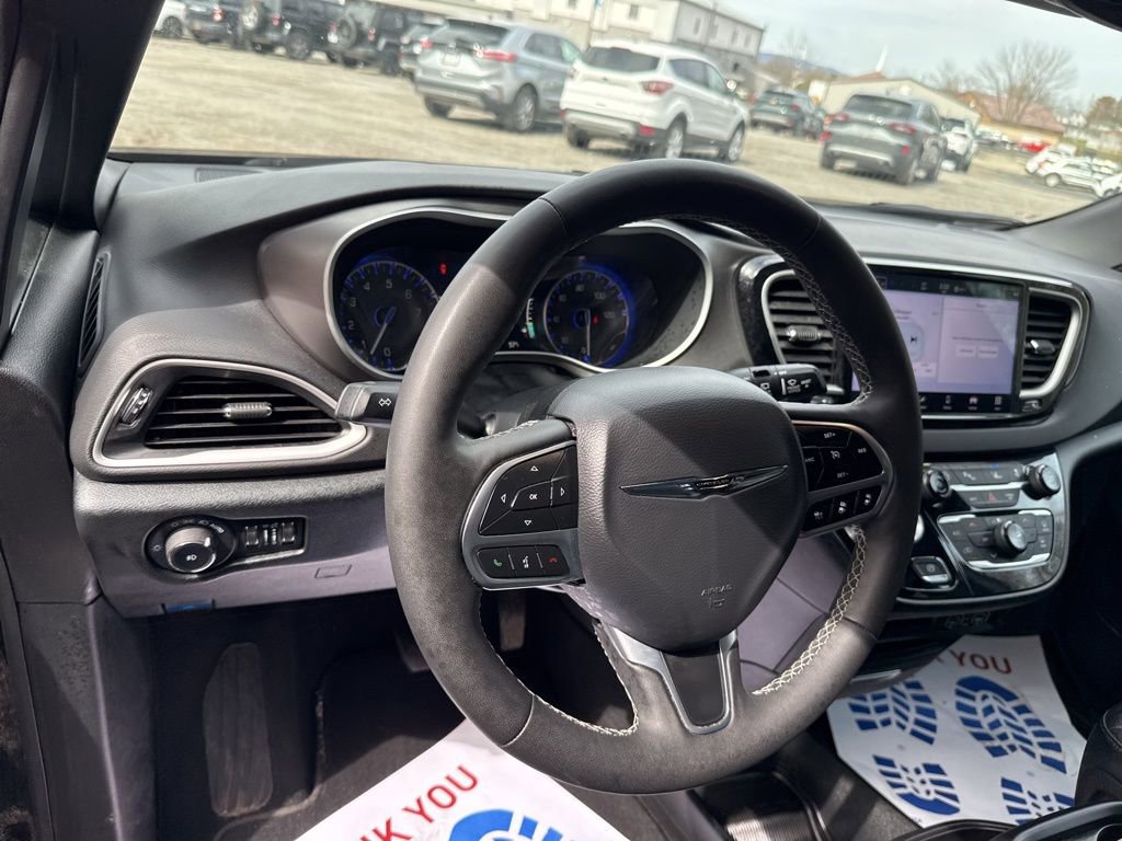 Used 2025 Chrysler Pacifica Select image 15